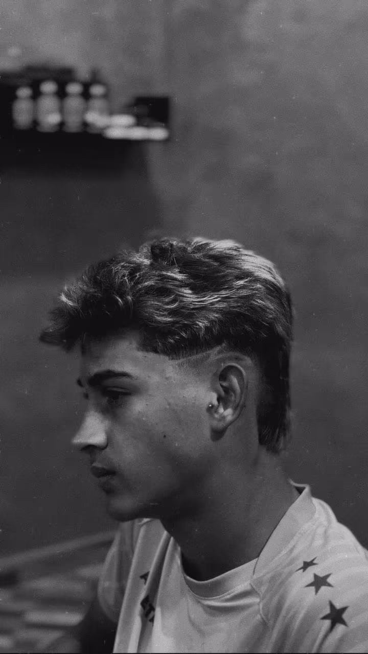 Corte mullet com topo texturizado e a parte de trás mais comprida